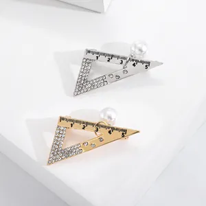 Spilla Creativa in Lega a Squadra Triangolare Con Strass e Perla Artificial Sintetica Accessorio Moda per Abiti Uomo Donna