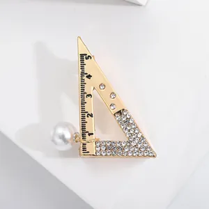 Spilla a righello triangolare dorata con strass di cristallo e ciondolo di perla