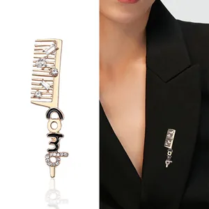 Broche peigne dorée créative avec strass et lettrage Comb pour costumes ou manteaux