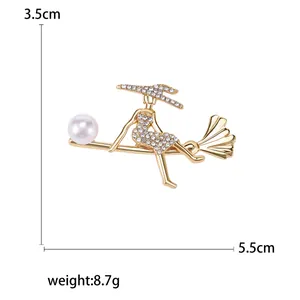 Goldene Hexenbrosche mit Perle und Strass, kreative Halloween Anstecknadel für Damen
