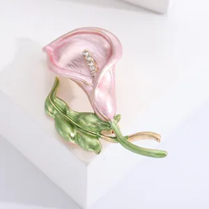 Détail de la broche fleur avec pétales en émail rose et étamines en cristaux brillants