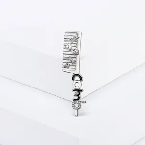 Broche peigne argentée avec strass et lettrage Comb pour un style élégant et chic