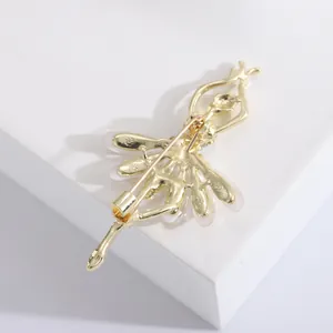 Detailansicht der Nadelrückseite und Vergoldung dieser Ballettmädchen Brosche
