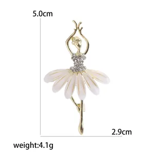 Eleganter Ballett-Brosche mit Kristallen und weißen Blütenblättern, 5,0 cm x 2,9 cm