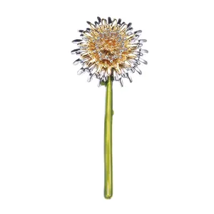 Broche pissenlit élégante avec pétales or et argent et tige verte sur fond blanc