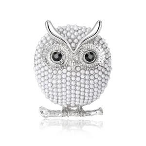Élégante broche chouette avec perles blanches et yeux en pierres noires sur branche