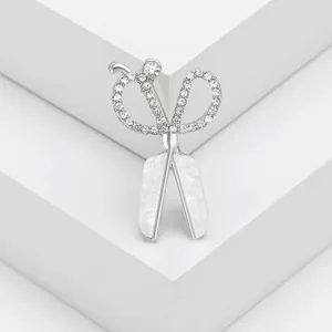 Elegante broche de tijera plateado con diamantes de imitación e incrustación de mármol