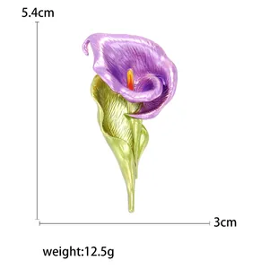 Broche élégante calla en émail violet avec dimensions 5,4cm x 3cm et un poids de 12,5g