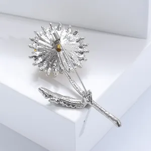 Broche fleur marguerite argentée élégante avec fermoir de sécurité sur socle minimaliste