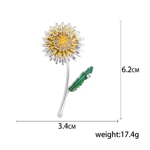 Broche pissenlit élégante aux pétales or et argent et feuille verte hauteur 6,2 cm