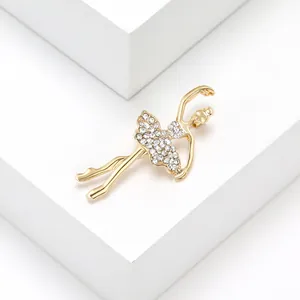 Detailopname van balletdanseres broche met fonkelende strass en gouden afwerking