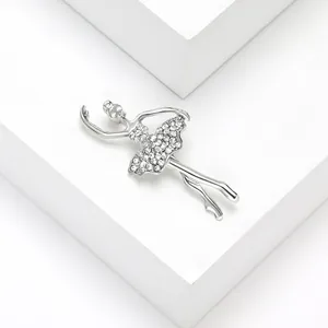 Elegante zilveren ballerina broche met fonkelende kristallen op een witte standaard