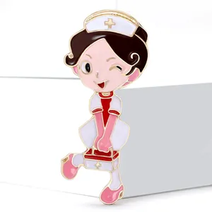 Broche infirmière dessin animé en alliage doré avec expression mignonne pour personnel médical