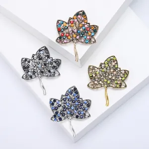 Broche Feuille d'Érable en Alliage Strass Style de Cour Vintage Épingles d'Érable Creuses Élégantes pour Costume Femme Pull Bijoux