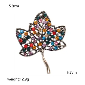 Broche feuille d'érable dorée vintage avec cristaux colorés et mesures de taille