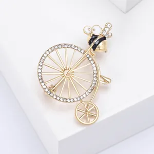 Dettaglio della spilla ape su bicicletta con smalto e strass brillanti incastonati