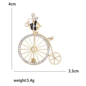 Spilla a forma di ape su bicicletta d'epoca con cristalli lucidi e smalto colorato