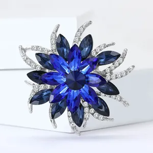 Détail de la broche fleur de luxe avec cristaux bleus et accents de pétales argentés