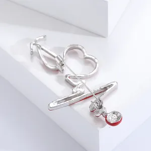 Vue détaillée du dos de la broche stéthoscope cœur avec fermoir à épingle et fini argent