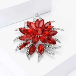 Broche fleur en alliage argenté avec cristaux marquise rouges et strass scintillants