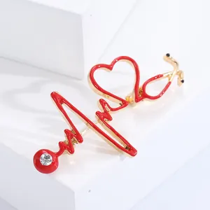 Broche stéthoscope en émail rouge avec motif cœur ECG et cristal sur plaqué or