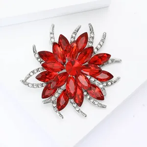 Vue détaillée d'une broche fleur en cristal avec strass rouges marquise et alliage argenté