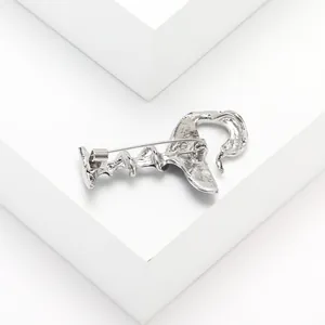 Détail du dos de la broche serpent argentée avec son fermoir à épingle sécurisé