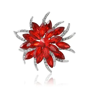 Broche fleur élégante avec gemmes marquise rouges et accents pavés argentés