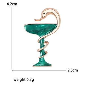 Broche coupe d'Hygie en or rose et émail vert, dimensions 4,2 cm par 2,5 cm
