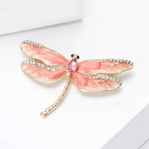 Élégante broche libellule en émail rose avec placage d'or et cristaux étincelants