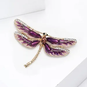 Broche libellule dorée élégante avec ailes en émail violet et strass blancs sur support