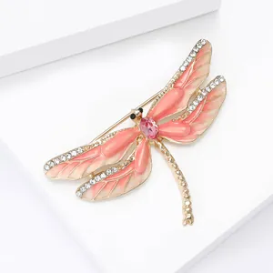 Broche libellule exquise en or avec ailes en émail rose et strass étincelants