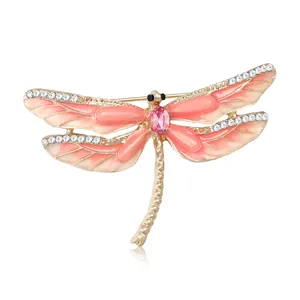 Broche libellule dorée élégante avec ailes en émail rose et strass étincelants