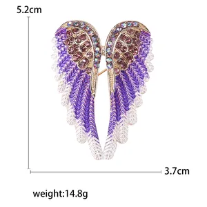 Elegante broche de alas de ángel en aleación dorada con esmalte púrpura y diamantes