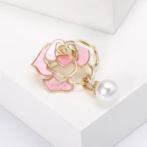 Detail der rosa Kamelien-Brosche mit Goldrand und einer großen hängenden Perle