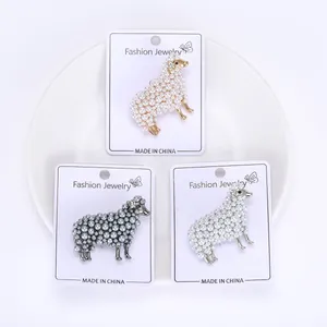 Détail de broches moutons en perles en finitions or, argent et anthracite sur supports