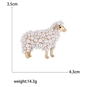 Broche mouton élégante en perles et alliage doré avec des détails en cristal brillant