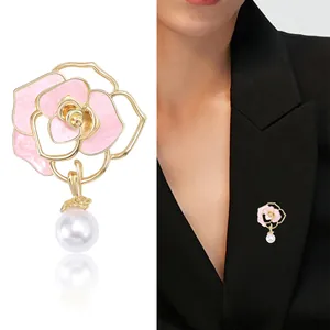 Eleganter Kamelien-Perlen-Anstecker mit rosa Emaille-Blume und Goldfinish für Damenanzüge