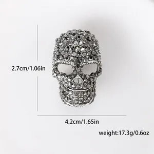 Broche tête de mort en strass étincelants avec cristaux gris sur base argentée, 4,2 cm long