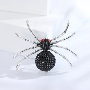 Detailaufnahme der Vintage Spinne Brosche mit schwarzen Kristallen und roten Augen