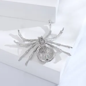 Detailansicht einer silbernen Spinne-Brosche mit Strasssteinen und langem Nadelverschluss