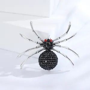 Vintage Silber Spinne Brosche mit schwarzen Strasssteinen und roten Augen auf Podest