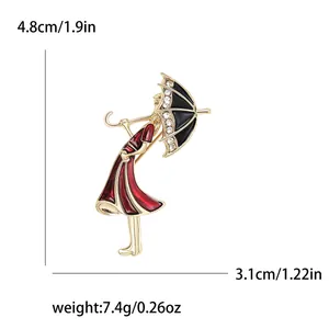Spilla smaltata ragazza con ombrello con dimensioni di 4,8 cm di altezza e 3,1 cm di larghezza