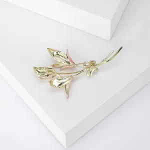 Détail du dos de la broche tulipe avec base en métal doré et fermoir épingle de sûreté
