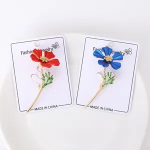 Détails de broches florales haut de gamme laquées rouges et bleues sur fond blanc
