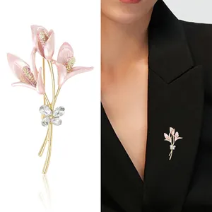 Broche tulipe élégante en émail rose et papillon de zircon sur une veste de costume