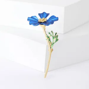 Broche fleur en émail bleu élégante avec étamines dorées pour vestes de blazer