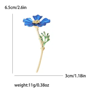 Broche fleur bleue élégante avec tige dorée et dimensions de 6,5 cm par 3 cm