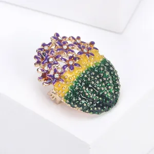 Détail de la broche cactus en émail avec fleurs violettes et cristaux sur pierre