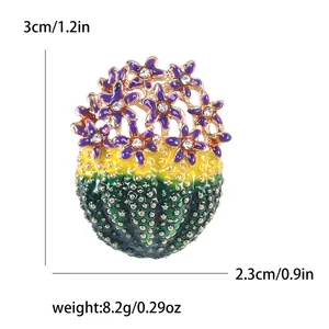 Broche cactus en émail vert avec fleur violette et cristal, 3cm sur 2,3cm
